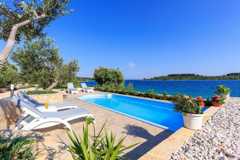 Ferienhaus mit Pool 30 m von Strand Okrug Gornji, Ciovo